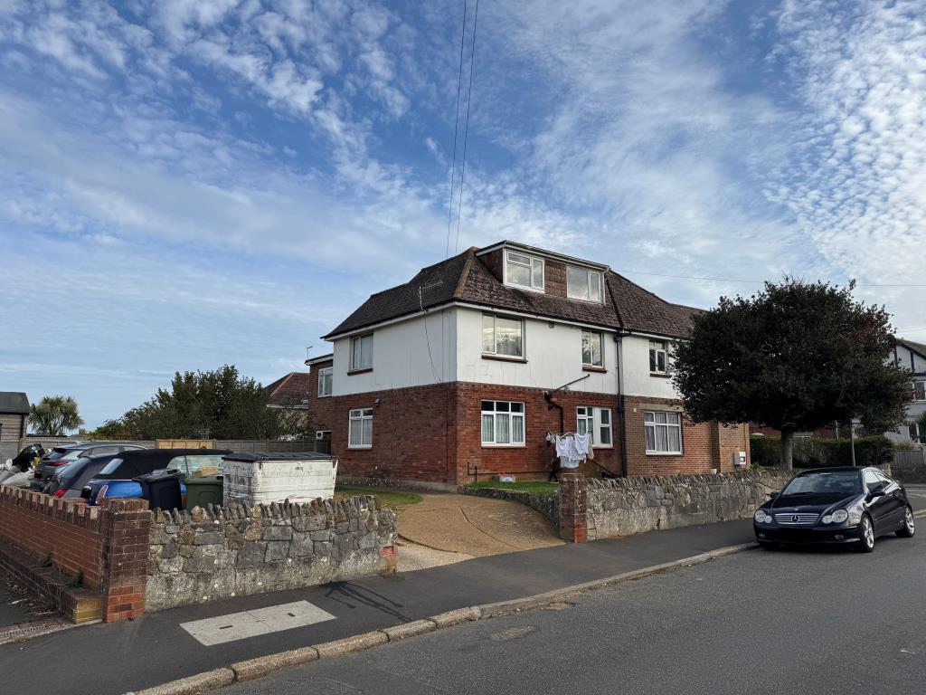 Lot: 93 - FIRST FLOOR FLAT FOR INVESTMENT - rear view of the building showing vehicular access